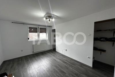 Casă cu 8 camere cu Teren 1195 Mp în Roșia