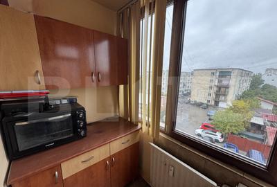 Apartament cu 3 camere decomandat, mobilat în Sărari