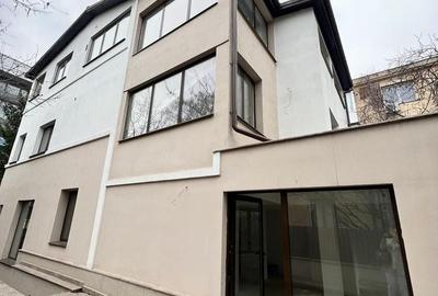 Casă individuală cu 8 camere cu Canalizare în Primăverii - 2