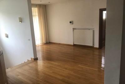 Casă cu 5 camere în Pipera