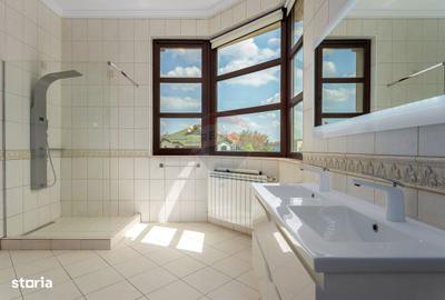 Casă cu Teren 956 Mp în Central - 3