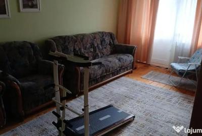 Apartament cu 3 camere decomandat, mobilat în Tractorul - 4