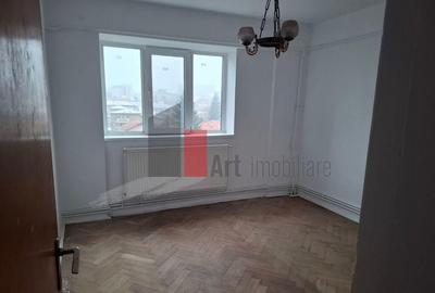 Apartament cu 4 camere decomandat în Central