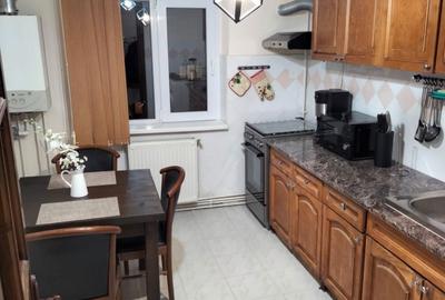 Apartament cu 3 camere decomandat în Lipovei