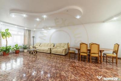 Casă cu 8 camere cu Teren 1000 Mp în Central - 2