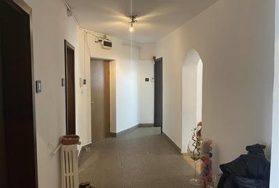 Apartament cu 3 camere decomandat, mobilat în Calea Călărașilor