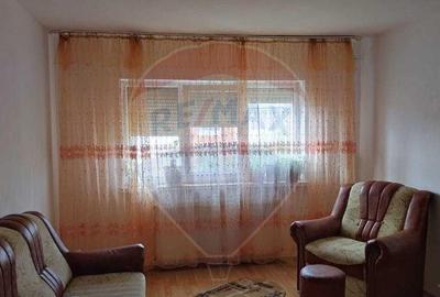 Apartament cu 3 camere de vanzare in zona Sarari - 1