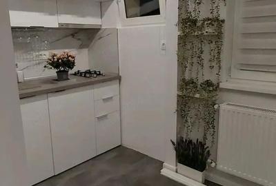 Garsonieră decomandată, mobilată în Central