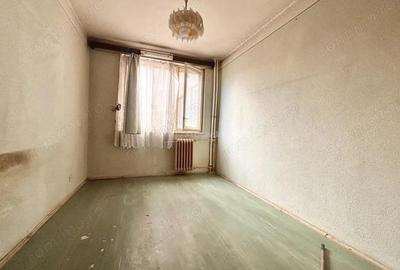 Apartament cu 4 camere semidecomandat în Dacia