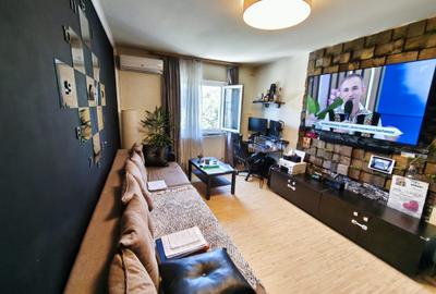 Apartament cu 3 camere decomandat în Republicii