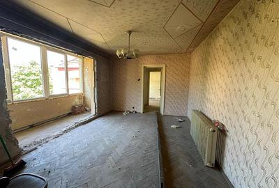 Apartament cu 3 camere semidecomandat în Micro II
