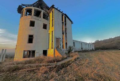 Castel cu vedere panoramica pe dealul ?iriei - 9