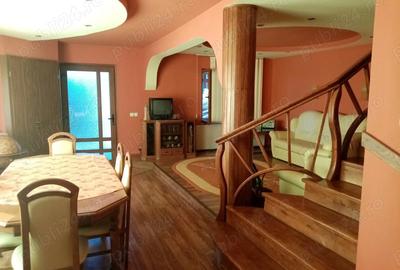 Casă cu 6 camere cu Teren 3560 Mp în Central