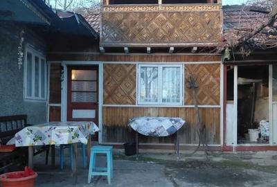 Casă cu 3 camere cu Teren 1500 Mp în Central - 1