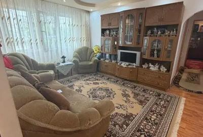 Apartament cu 3 camere semidecomandat în Craiovița Nouă - 2