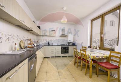 Vila cu 4 camere + terasa + curte + loc de parcare - Bacu... - 1