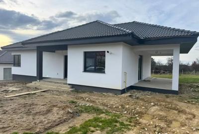 Casă cu 4 camere cu Teren 812 Mp în Satu Nou de Jos - 2