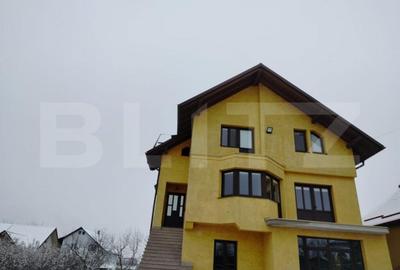 Casă cu 5 camere cu Teren 1200 Mp în Central