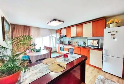 Apartament cu 3 camere decomandat în Plopilor