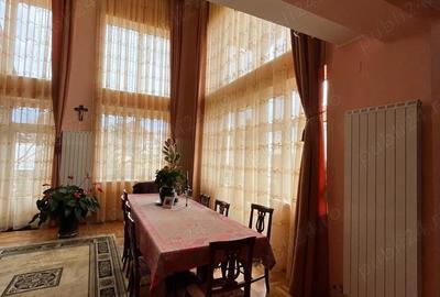 Vila cu 6 camere, 5 bai, piscina, garaj, Strada Colinelor, Oradea. - 2