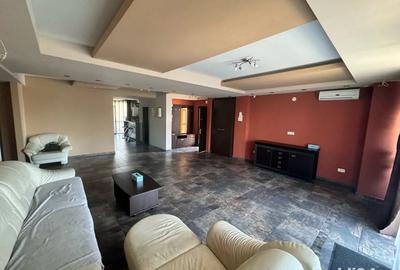De inchiriat Apartament cu 3 camere. - 2