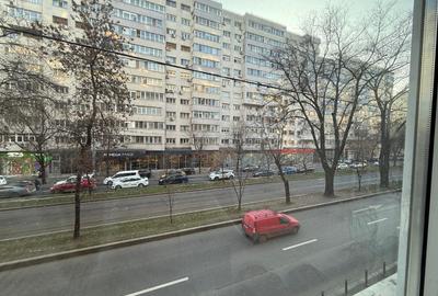 Apartament cu 3 camere semidecomandat, mobilat în P-ța Victoriei