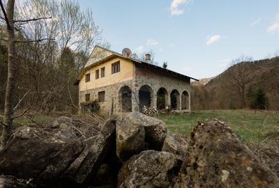 Proprietate unica in Tarcau - 30.283 mp intravilan, casa P+M - 8