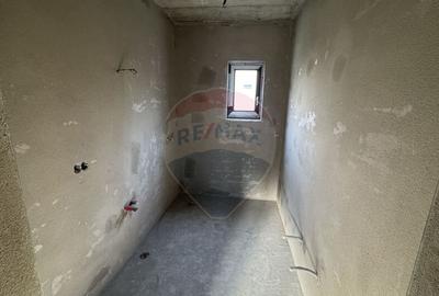 Casă cu 4 camere cu Teren 500 Mp în Valea Roșie