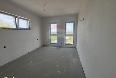 Casă cu 4 camere cu Teren 300 Mp în Central - 9