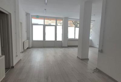 Spațiu comercial, de 82 mp, în Central - 4