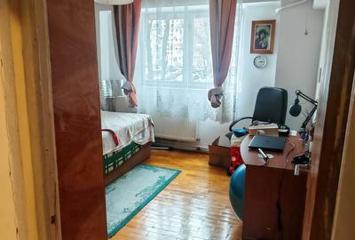 Apartament cu 4 camere semidecomandat în Tineretului - 2