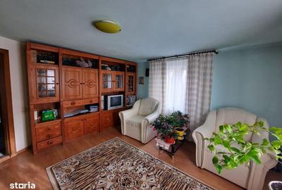 Casă cu 4 camere cu Teren 5500 Mp în Central - 5