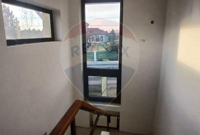 Casa cu 4 camere de vanzare in Crevedia acces privat - 11