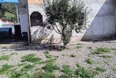 Casa renovata in Preluci la 12 Km de Comanesti , fantana si centrala proprie - 10