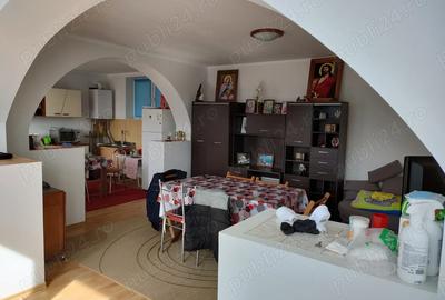 Casă cu 3 camere cu Teren 3500 Mp în Central - 3