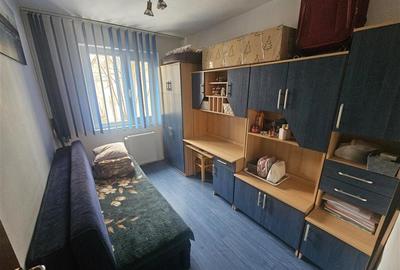 Apartament cu 3 camere nedecomandat, mobilat în Micro III - 4