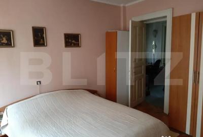 Casă cu 10 camere cu Teren 355 Mp în Democrației