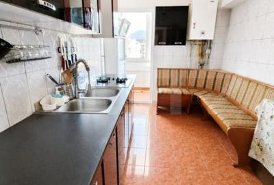 Apartament cu 3 camere decomandat în Astra