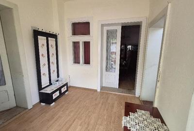 Casă cu 5 camere cu Teren 1000 Mp în Teiu