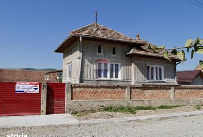 Casă cu 4 camere cu Teren 2481 Mp în Cricău