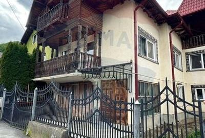 Vila de vanzare in Rucar - 9 camere, gradina generoasa, zona linistita