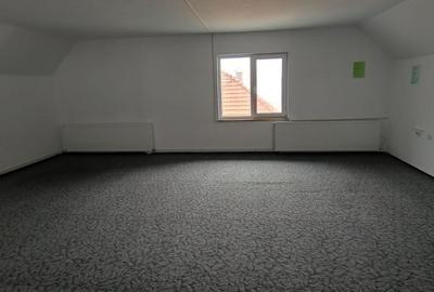 Casă cu 4 camere cu Canalizare în Central - 11