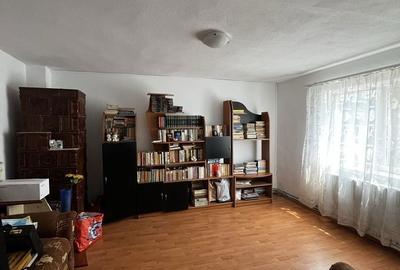 Casă cu 4 camere decomandat în Priseaca - 2