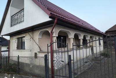 Casă cu 2 camere cu Teren 1100 Mp în Gârdani