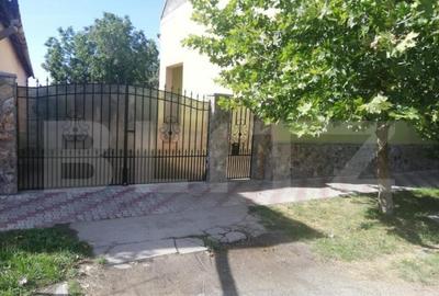 Casă cu 6 camere cu Teren 4300 Mp în Central