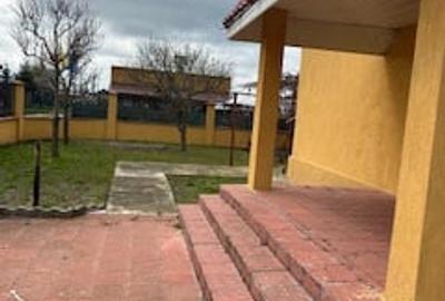 Casă cu 4 camere în Central