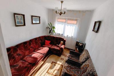 Apartament cu 3 camere semidecomandat, mobilat în Central - 1