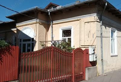 Casă cu 5 camere în Central - 2