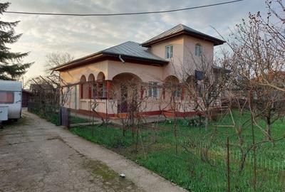 Casă individuală cu 4 camere în Central
