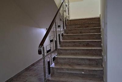 Casă cu 8 camere cu Canalizare în Tineretului - 1